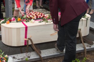 hemeldbed met rozenhart boven graf Madelon